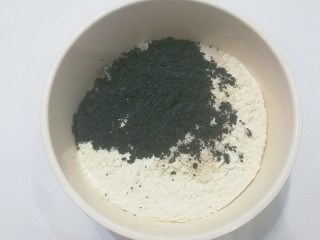 红糖黑芝麻叶子软欧,把打好的黑芝麻粉和燕麦粉都加入面粉中，翻拌均匀；