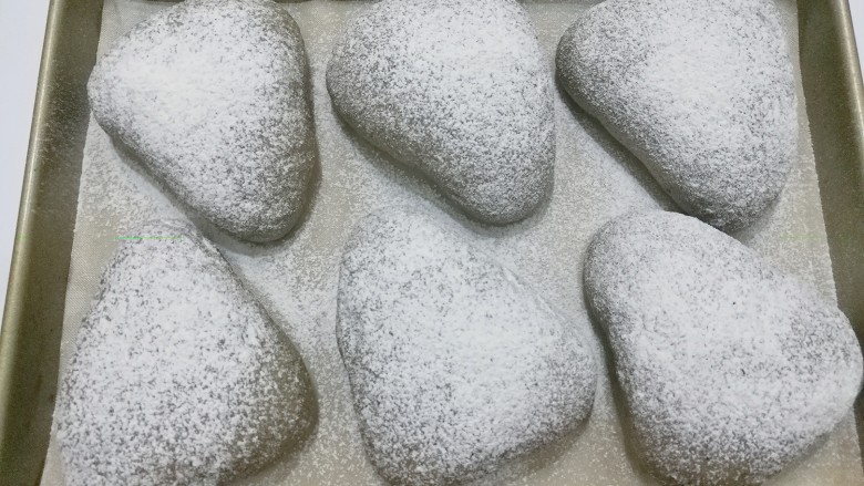 红糖黑芝麻叶子软欧,发酵好的面包胚先用网筛筛上一层面粉；