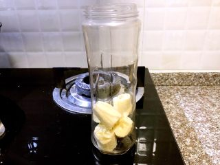 多味香蕉松饼,香蕉掰成小段放入榨汁机瓶