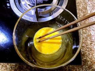 多味香蕉松饼,碗里打入一个鸡蛋搅拌均匀