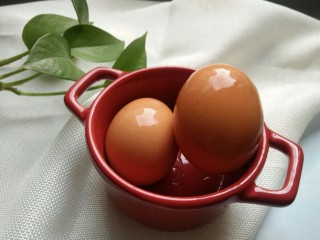 早餐必备——小煮蛋,将鸡蛋清洗干净，备用。