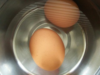 早餐必备——小煮蛋,放入鸡蛋，水要没过鸡蛋哦！