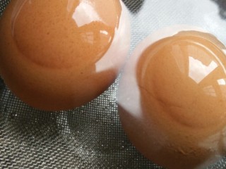 早餐必备——小煮蛋,煮好的蛋放入冷水中过凉，可以直接在流动的水下冲一会。