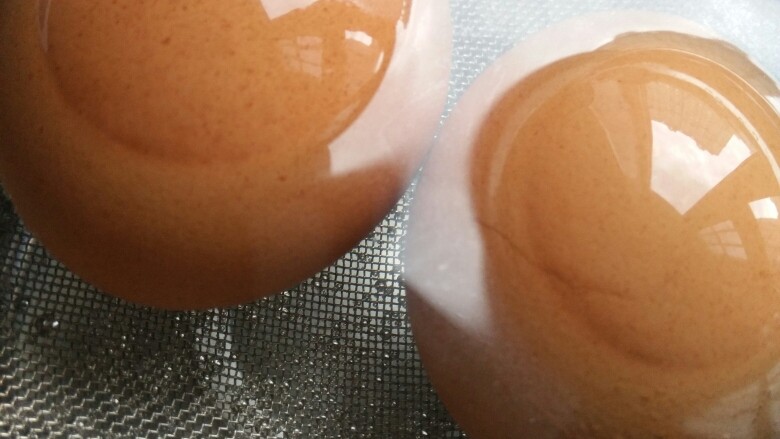 早餐必备——小煮蛋,煮好的蛋放入冷水中过凉，可以直接在流动的水下冲一会。