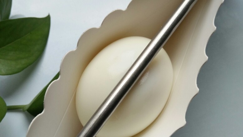 爱心❤蛋蛋,将筷子放在中间，两边用皮筋套固定住。