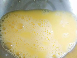 苦瓜炒蛋,鸡蛋磕入碗里，搅打均匀备用。
