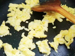 苦瓜炒蛋,热锅倒入适量植物油烧七成热，倒入鸡蛋炒散炒熟盛入菜盘备用。