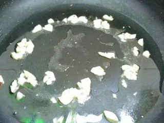 苦瓜炒蛋,热锅倒入适量植物油烧八成热，放入大蒜爆香。
