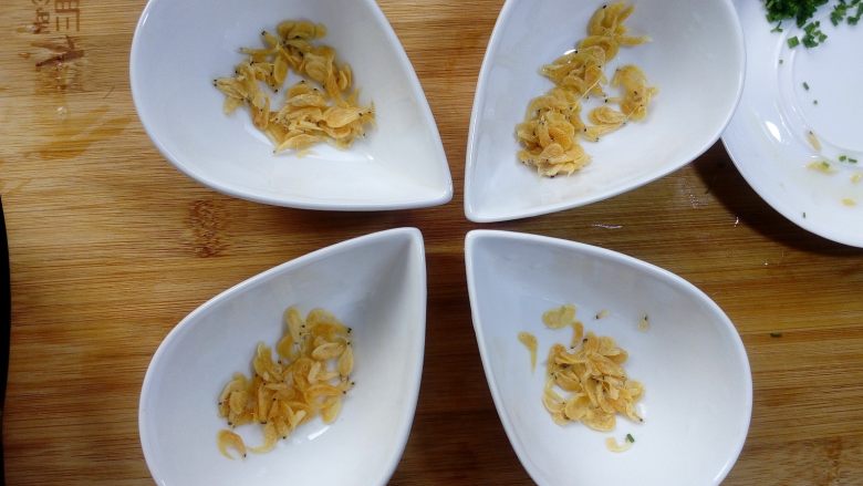 虾皮蒸蛋羹,碗里放入虾皮，可以用大碗也可以用小碗，小碗蒸的会比较快点。
