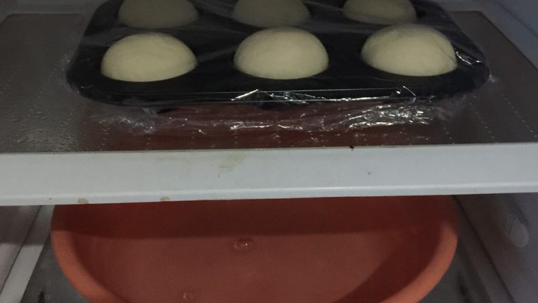 云朵蘑菇包,我的简易发酵箱上场了，提前放一盆开水然后热水充满整个空间，这样避免热水和面团一起进去出现酵母被烫死的情况