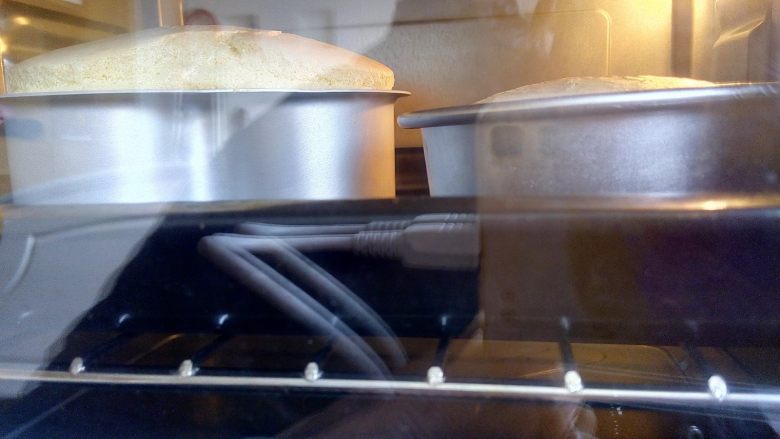 6寸爱心戚风（后蛋法）,蛋糕模轻震几下送入提前预热好的烤箱，上下火150度40分钟左右。根据自家烤箱脾气来调整时间和温度。
