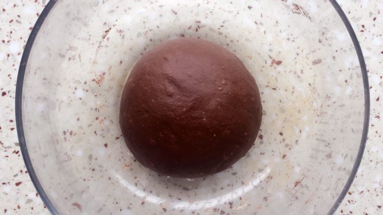 可可麻薯软欧包,
揉好的面团放盆里盖上保鲜膜
放室温发酵大约1小时左右
