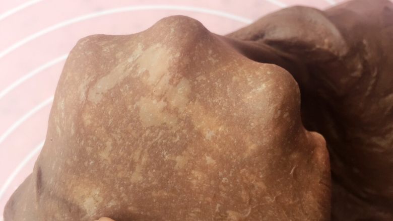可可麻薯软欧包,即抻开面团能拉出大片薄膜
（大约揉面10-15分钟）