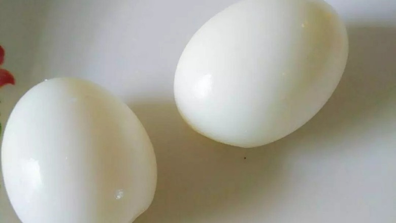 当归鸡蛋糖水,鸡蛋捞出，浸泡清水。剥去鸡蛋壳，用牙签在表面扎一遍。