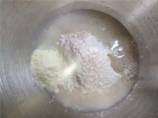 花生奶油核桃卷,把面团部分中除黄油以外的所有材料称量好，放入容器中。