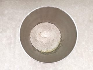 一次性发酵健康营养的白吐司,因为每家面粉吸水性不同，提前预留30克牛奶（液体），搅拌均匀后，加入面粉