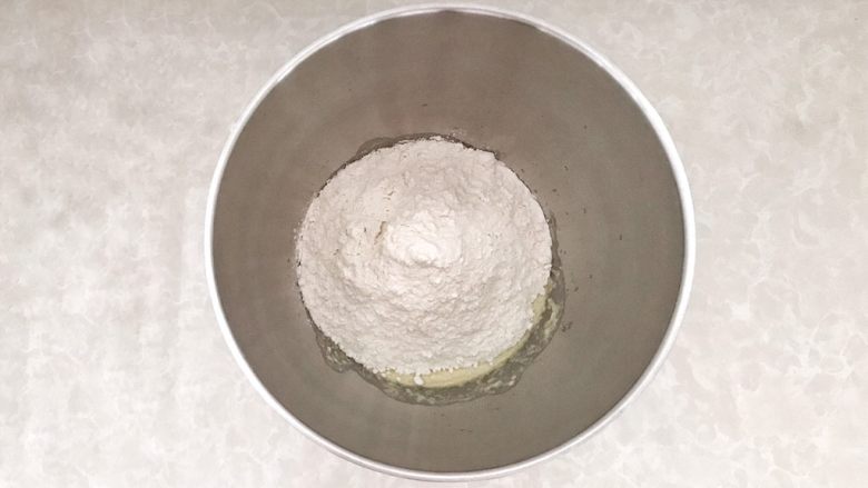 一次性发酵健康营养的白吐司,因为每家面粉吸水性不同，提前预留30克牛奶（液体），搅拌均匀后，加入面粉
