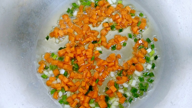 孜然葱香馒头粒,放入胡萝卜丁。