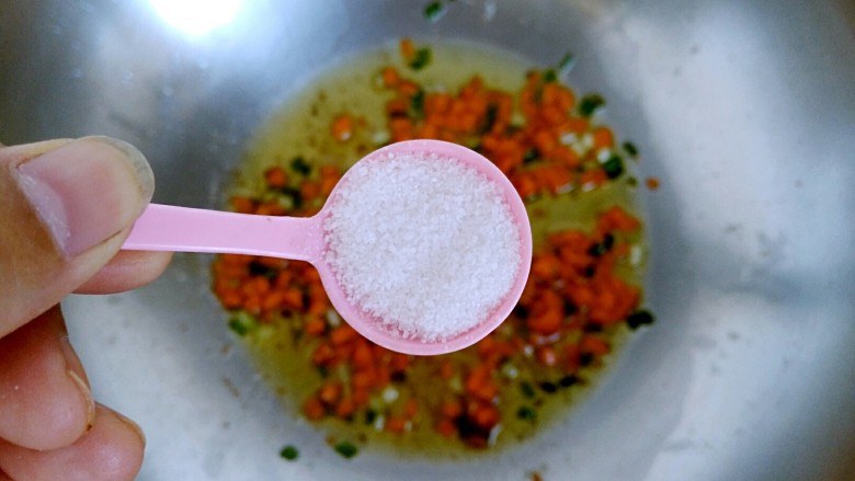 孜然葱香馒头粒,放入食用盐。