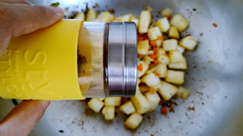 孜然葱香馒头粒,倒入馒头粒翻炒均匀后再次倒入孜然粉，继续翻炒。