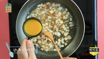 银鱼豆腐羹,蛋黄打散后倒入锅中。
ps：蛋液要边慢慢倒边搅拌，一下子全部倒进锅里容易结块。