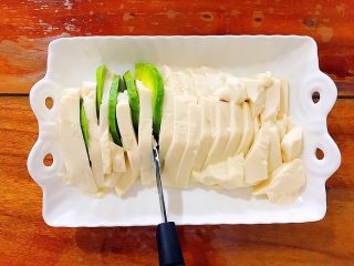 吃豆腐+健康饮食之好吃到飞起的牛油果拌豆腐,用小刀把豆腐一片一片掰开，如图所示，塞入牛油果！