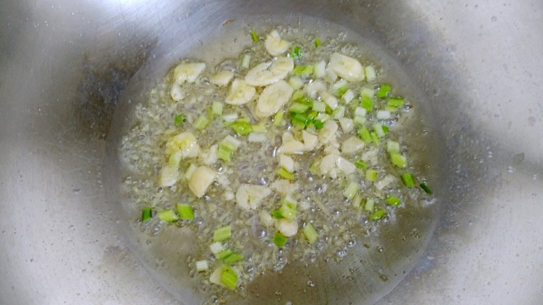 蚝油蟹棒金针菇,待油七分热时放入葱姜蒜爆香。