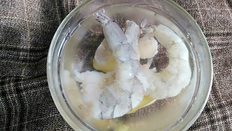 玉米胡萝卜虾条,虾去壳去虾线在生姜水里泡一会