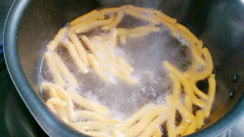 玉米胡萝卜虾条,锅中烧水
水开后挤入虾蓉
长短可自己控制