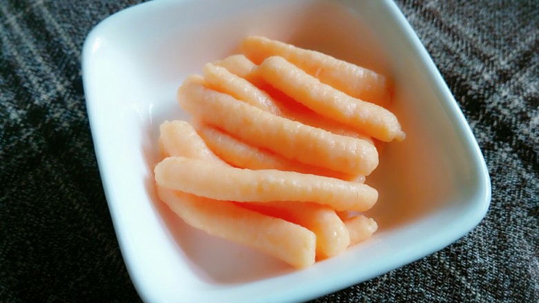 玉米胡萝卜虾条,待浮起后煮1、2分钟即可