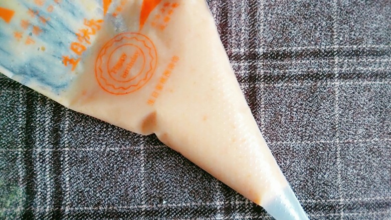 玉米胡萝卜虾条,将打好的虾蓉装入裱花袋或者保鲜袋
剪一个适当大小的口