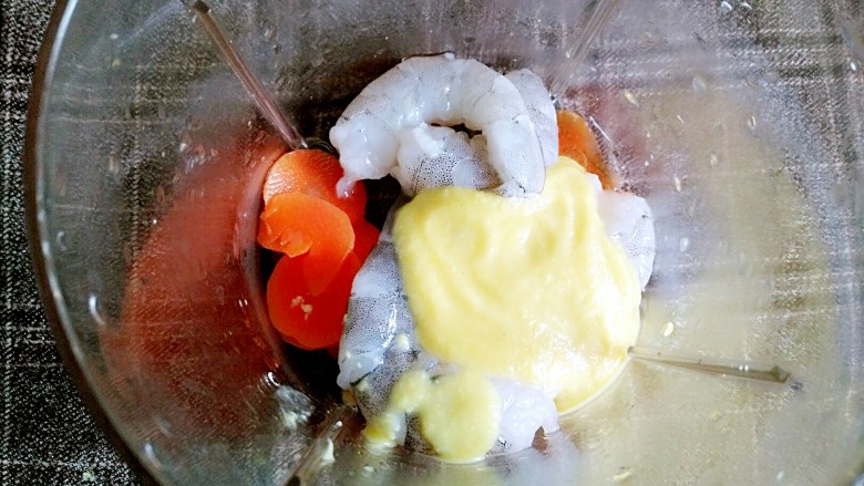 玉米胡萝卜虾条,将虾、胡萝卜、玉米泥放料理机打碎