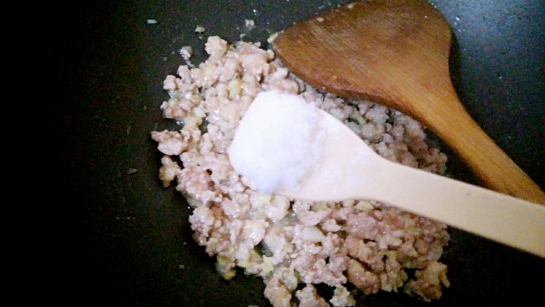 肉沫丝瓜盅,倒入肉沫炒香，放盐调味