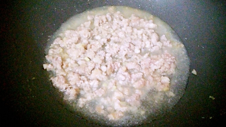 肉沫丝瓜盅,把蒸好丝瓜里的水倒入肉沫里，焖两分钟