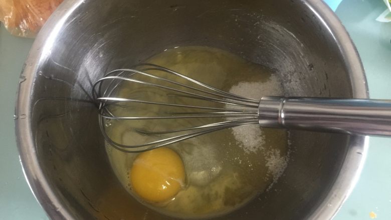 流心奶黄月饼,奶黄馅制作：全蛋液和砂糖混合搅拌均匀