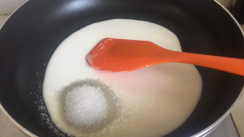 流心奶黄月饼,流心馅制作：淡奶油和砂糖倒入锅里，搅拌均匀，用小火煮至沸腾