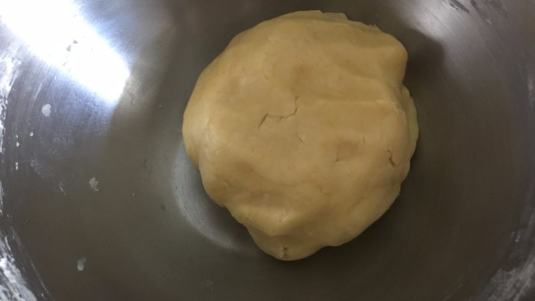 流心奶黄月饼,用手将面团揉成光滑的面团.再用保鲜膜包裹起来，放入冰箱冷藏醒面0.5-1小时以上