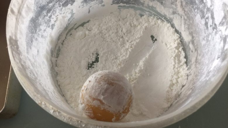 流心奶黄月饼,然后把月饼球拿出来，表面沾上一层玉米淀粉（材料外），把多余的粉质拍掉
