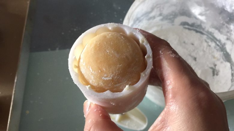 流心奶黄月饼,月饼模具也要扫上一层薄粉，然后再把月饼球放进去