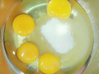 海绵杯子蛋糕,鸡蛋打入无水无油的盆里，倒入白糖。