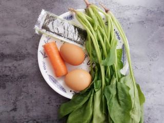 #咸味#菠菜海苔玉子烧,首先准备好食材：菠菜用一颗就行了