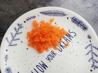 #咸味#菠菜海苔玉子烧,胡萝卜切碎备用