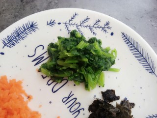 #咸味#菠菜海苔玉子烧,焯好的菠菜切碎备用