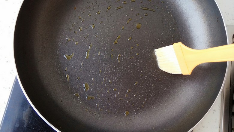 #咸味#菠菜海苔玉子烧,锅里刷少量油