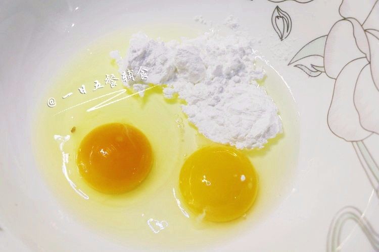 芝麻蛋卷 宝宝辅食，鸡蛋+牛奶+熟黑芝麻,<a style='color:red;display:inline-block;' href='/shicai/ 9'>鸡蛋</a>打入碗里，放入细砂糖，盐，搅打至糖融化。