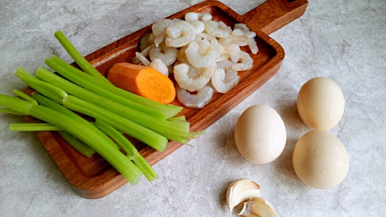芹菜鸡蛋炒虾仁,准备食材