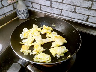 芹菜鸡蛋炒虾仁,鸡蛋炒熟，盛出备用
