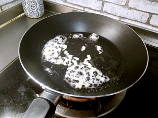 芹菜鸡蛋炒虾仁,锅中加入剩余的5ml油，蒜末爆香