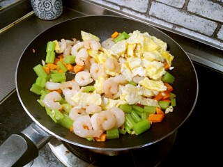 芹菜鸡蛋炒虾仁,再将虾仁和鸡蛋倒入锅中。