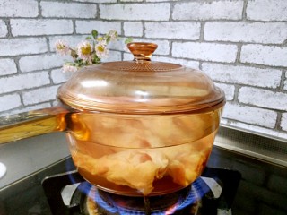 红烧鸭翅根,鸭翅根放入锅，加入凉水，大火烧开煮两分钟